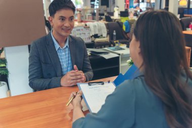 Eleman avcısı ve başvuru sahibi ile iş görüşmesi. İnsan Kaynakları Yöneticisi ile röportaj yapan HR başvuru sahipleri, iş yerindeki kendine güvenen adaylarla görüşerek CV özgeçmişlerini verdiler