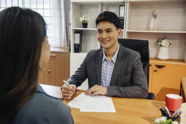 İnsan Kaynakları Müdürlüğü 'ne iş başvurusunda bulunan iş dünyası firması adaylarıyla iş görüşmesi yapan HR çalışanları özgeçmişlerini özet geçtiler. Kelle avcısı ve başvuru sahibi ile iş görüşmesi