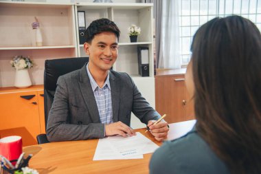 İnsan Kaynakları Müdürlüğü 'ne iş başvurusunda bulunan iş dünyası firması adaylarıyla iş görüşmesi yapan HR çalışanları özgeçmişlerini özet geçtiler. Kelle avcısı ve başvuru sahibi ile iş görüşmesi