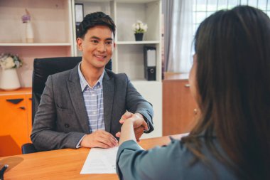 İnsan Kaynakları Müdürlüğü 'ne iş başvurusunda bulunan iş dünyası firması adaylarıyla iş görüşmesi yapan HR çalışanları özgeçmişlerini özet geçtiler. Kelle avcısı ve başvuru sahibi ile iş görüşmesi