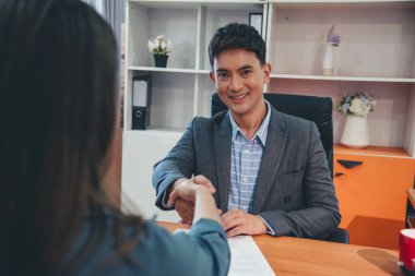 İnsan Kaynakları Müdürlüğü 'ne iş başvurusunda bulunan iş dünyası firması adaylarıyla iş görüşmesi yapan HR çalışanları özgeçmişlerini özet geçtiler. Kelle avcısı ve başvuru sahibi ile iş görüşmesi
