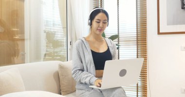 Boş Yeşil Ekran dizüstü bilgisayar blogcusu kadının elleri dizüstü bilgisayarda klavye kullanıyor. Dizüstü bilgisayarlı kanepe oturma odasını kullanarak kadın ellerini kapat. Serbest çalışan kadınlar ev içi video konferansında çalışıyorlar.