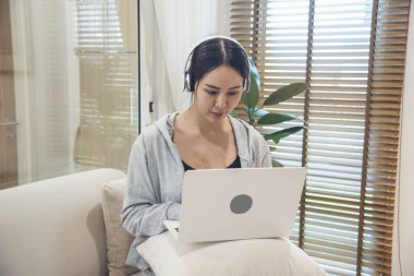 Boş Yeşil Ekran dizüstü bilgisayar blogcusu kadının elleri dizüstü bilgisayarda klavye kullanıyor. Dizüstü bilgisayarlı kanepe oturma odasını kullanarak kadın ellerini kapat. Serbest çalışan kadınlar ev içi video konferansında çalışıyorlar.