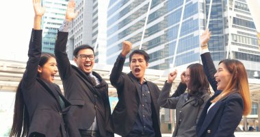 Çoklu Etnik Takım Çalışması Dostluk Grubu birlikte beyin fırtınası yapıyor. İş adamları dayanışma için el ele tutuşuyor. Çeşitlilik, iş ortağı takım çalışması. Ebeleme ekibinin gücünü bir arada tutan takım çalışması.