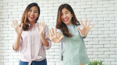 İki Asyalı vlogcu birlikte sağlıklı bir yaşam tarzı gözden geçiriyorlar. İki Genç Kadın Arkadaş blogcusu Mutlu Yaşam Biçimi Canlı Yayın. İki kadın sosyal medyadan konuşuyor, merhaba de.