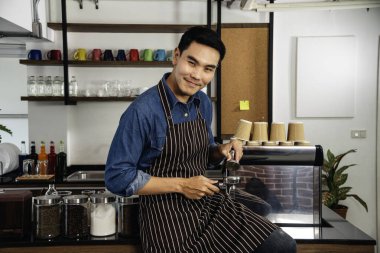 Portre Barista küçük işletme sahibi. Asyalı kahveci adam gülümsüyor. Kameraya bakın. Küçük işletme özgüvenli kişi.