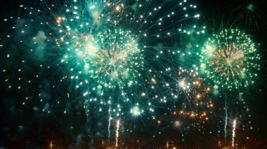 Gece vakti yeşil havai fişekler ulusal bayramı kutluyor. Yeşil Havai fişekler yeni yıl yıldönümünü kutluyor. 4 Temmuz bayram festivali. Yeni yıl için geri sayım 2024 festival partisi geçmişi