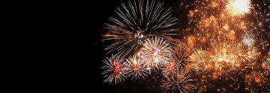 Banner Golden Firework, ulusal bayramı kutlamak için yıldönümünü kutluyor. Geri sayım 2024 parti zamanı. Yeni yılınız kutlu olsun. 4 Temmuz Tatil Festivali ve fotokopi alanı.