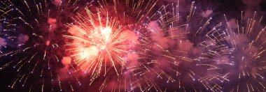 Banner Red Firework yeni yıl dönümünü kutluyor. 4 Temmuz bayram festivali. Kırmızı havai fişekler ulusal bayramı kutluyor. Kopyalama alanı olan 2025 Yeni Yıl Festivali
