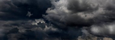 Banner Dramatik karanlık fırtına kara gökyüzünü bulutlandırıyor. Kara Gök Gürültülü Bulutlar yağmur mevsimi. Panorama Meteorolojisi tehlike fırtınası iklimi bozar. Kopyalama alanı olan koyu bulutlu fırtına bulutu.