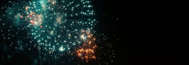 Gece vakti Banner Green havai fişekleri ulusal bayramı kutluyor. Yeşil Havai fişek, yeni yıldönümümüzü kutluyor. 4 Temmuz bayram festivali 2024. Geri sayım 2025 Yeni Yıl Festivali Kopya Alanı