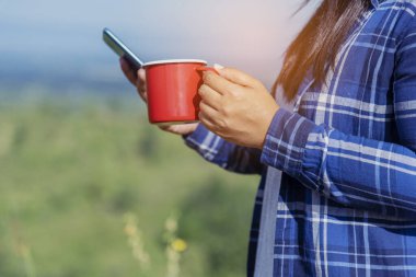 Green Garden Cafe 'de elinde siyah kahve fincanı olan bir kadın. İş kadınlarının elleri sıcak kahve içmeye bayılır. Kahveli iş kadınları ya da kahve dükkanında sıcak çikolata. Kafein içmek