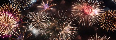 Banner Golden Firework, ulusal bayramı kutlamak için yıldönümünü kutluyor. Geri sayım 2024 parti zamanı. Yeni yılınız kutlu olsun. 4 Temmuz Tatil Festivali ve fotokopi alanı.