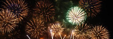 Banner Golden Firework, ulusal bayramı kutlamak için yıldönümünü kutluyor. Geri sayım 2024 parti zamanı. Yeni yılınız kutlu olsun. 4 Temmuz Tatil Festivali ve fotokopi alanı.