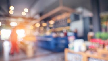 Marketin arka planı bulanık. Bulanık arka plan alışveriş merkezinin ışık saçan mağazası. Görüntü Kongresi salonu merkezi seyircisi ürünleri raf ürünlerini sunar