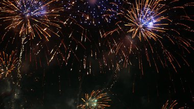 Altın Havai fişek, ulusal bayramı kutlamak için yıldönümünü kutluyor. 2024 yılına geri sayım, parti zamanı. Mutlu yıllar 2025, 4 Temmuz bayram festivali konsepti.