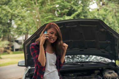 Arabadaki arızayı gidermek için sigorta acentesini kullanan kadınlar yardım çağırır. Kadın tamirci teknisyenini arıyor. Tamir onarım desteği. Araç acil durum sorunu