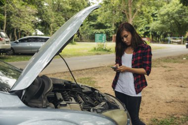 Arabadaki arızayı gidermek için sigorta acentesini kullanan kadınlar yardım çağırır. Kadın tamirci teknisyenini arıyor. Tamir onarım desteği. Araç acil durum sorunu
