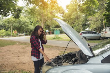Asyalı kadınlar araba arızası için sigorta acentesini kullanıyorlar. Kadın tamirci teknisyenini arıyor. Tamir onarım desteği. Taşıma aracı kazası acil durum sorunu