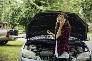 Arabadaki arızayı gidermek için sigorta acentesini kullanan kadınlar yardım çağırır. Kadın tamirci teknisyenini arıyor. Tamir onarım desteği. Araç acil durum sorunu