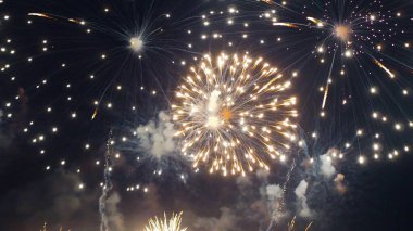 Altın Havai fişek, ulusal bayramı kutlamak için yıldönümünü kutluyor. 2024 yılına geri sayım, parti zamanı. Mutlu yıllar 2025, 4 Temmuz bayram festivali konsepti.