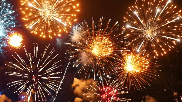 Red Firework, yeni yıl dönümünü kutluyor. 4 Temmuz bayram festivali 2024. Gece vakti kırmızı havai fişekler ulusal bayramı kutluyor. Yeni yıla geri sayım 2025 festival parti zamanı etkinliği