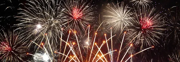 Banner Golden Firework, ulusal bayramı kutlamak için yıldönümünü kutluyor. Geri sayım 2024 parti zamanı. Yeni yılınız kutlu olsun. 4 Temmuz Tatil Festivali ve fotokopi alanı.