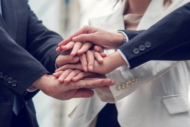 Çoklu Etnik Takım Çalışması Dostluk Grubu birlikte beyin fırtınası yapıyor. İş adamları dayanışma için el ele tutuşuyor. Çeşitlilik, iş ortağı takım çalışması. Ebeleme ekibinin gücünü bir arada tutan takım çalışması.