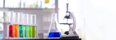 Banner Science kimya cam tüpleri laboratuvar arka planında nesne. Geniş Sıvı Tüpü Biyoloji Laboratuvarı Kimyasal Sıvı Bilim Adamı Tıbbi Cam Tüpler. Kopya Boşluğu ile Kimya Bilimsel Arkaplanı