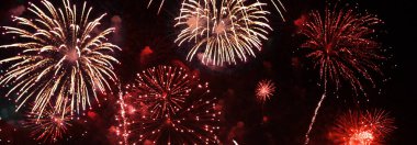 Banner Red Firework yeni yıl dönümünü kutluyor. 4 Temmuz bayram festivali. Kırmızı havai fişekler ulusal bayramı kutluyor. Kopyalama alanı olan 2025 Yeni Yıl Festivali