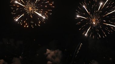 Altın Havai fişek, ulusal bayramı kutlamak için yıldönümünü kutluyor. 2024 yılına geri sayım, parti zamanı. Mutlu yıllar 2025, 4 Temmuz bayram festivali konsepti.