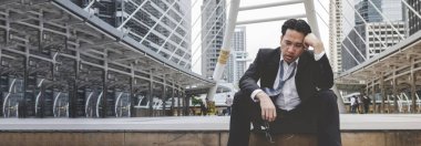 Banner Failure işadamı işsiz, ekonomik kriz stresi yaşıyor ve işini kaybediyor. Panorama Umutsuzluk İflas İflası Orta yaşlı iş adamları kopya alanı ile tüm dünyada başarısız durum