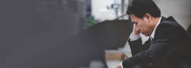 Banner Failure işadamı işsiz, ekonomik kriz stresi yaşıyor ve işini kaybediyor. Panorama Umutsuzluk İflas İflası Orta yaşlı iş adamları kopya alanı ile tüm dünyada başarısız durum