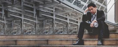 Banner Failure işadamı işsiz, ekonomik kriz stresi yaşıyor ve işini kaybediyor. Panorama Umutsuzluk İflas İflası Orta yaşlı iş adamları kopya alanı ile tüm dünyada başarısız durum