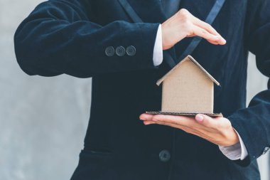 Emlakçı ev kredisi yatırım gayrimenkullerini tutuyor. Ev konutları için el koruma programı. Sigorta acentesinin satışı ev sahipliği koruma hizmetleri