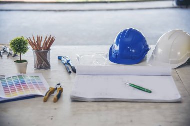 İnşaat mühendisi, ofis masası mimar işyeri. Mühendis, üzerinde metre, plan ve inşaat başlığı olan nesneler çiziyor. Tasarımcı Nesneler ahşap masada çalışma alanı çiziyor.