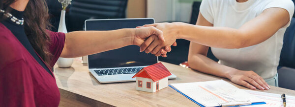 Banner Team diversity women sale house reality office office. Женщины, работающие риэлтором по ипотеке. Баннер Бизнесмен риэлтор обсуждает клиента с копировальным пространством