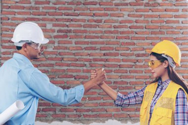 Çok ırklı bir grup ekip çalışması el ele tutuşur Mühendis Foreman yumruk yumruğa çarpışır. Çeşitlilik mühendislerini kapatın. Ortaklar el ele tutuşsun. İş bağlantısı ekibi ortaklığa katıldı