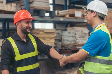 Takım çalışması Depo çalışanı el sıkıştı. Mühendis adam ortaklık elini uzattı. Çeşitlilik İş Arkadaşları Lojistik Depo ekiplerinin el sıkışması. Çok ırklı Destek Ekibi, takım arkadaşlarını selamlıyor