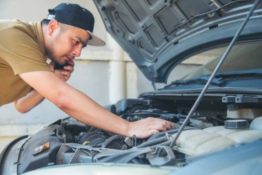 Arabadaki arızayı gidermek için sigorta şirketini arayan adamlar yardım çağırıyorlar. Tamirci araba tamircisini arıyor. Tamir onarım desteği. Araç acil durum sorunu