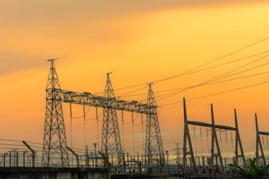 Yüksek voltajlı elektrik kablosu dağıtım peyzaj enerji mühendisliği. Kırsal kesimde mavi gökyüzü yeşil dağı olan elektrik enerjili bir arka plan. Elektrik enerji mühendisliği endüstrisi