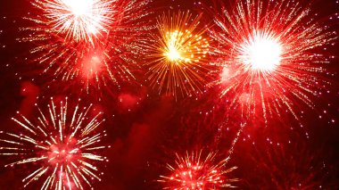 Red Firework, yeni yıl dönümünü kutluyor. 4 Temmuz bayram festivali 2024. Gece vakti kırmızı havai fişekler ulusal bayramı kutluyor. Yeni yıla geri sayım 2025 festival parti zamanı etkinliği