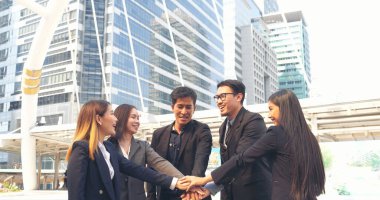 Çeşitlilik takım çalışması iş insanları arkadaşlık el ele tutuşur. Çok ırklı İş Adamları Ekibi Dayanışma ortağı. Takım çalışması beşli takım başarılı takım birincisi