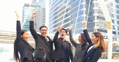 Çoklu Etnik Takım Çalışması Dostluk Grubu birlikte beyin fırtınası yapıyor. İş adamları dayanışma için el ele tutuşuyor. Çeşitlilik, iş ortağı takım çalışması. Ebeleme ekibinin gücünü bir arada tutan takım çalışması.