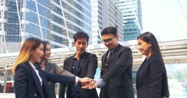 Çoklu Etnik Takım Çalışması Dostluk Grubu birlikte beyin fırtınası yapıyor. İş adamları dayanışma için el ele tutuşuyor. Çeşitlilik, iş ortağı takım çalışması. Ebeleme ekibinin gücünü bir arada tutan takım çalışması.