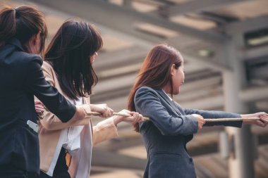 Savaş Çekici İş kadını Ekibi ortaklık liderlerinin el ele tutuşması. İş adamlarından oluşan bir grup Hands halat sembolü ekibini takım çalışması ortaklığı konseptine bağladı. çeşitlilik yarışması