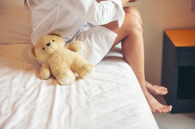 Banner Happy Child yeşil parkta oyuncak ayıya sarıldı. Oyuncak ayı, küçük kıza en iyi arkadaş. Otizm, oyun bahçesinde birlikte çalmaktan mutluluk duyar. Aile, sevgiyi hisseder.