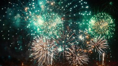 Gece vakti yeşil havai fişekler ulusal bayramı kutluyor. Yeşil Havai fişekler yeni yıl yıldönümünü kutluyor. 4 Temmuz bayram festivali. Yeni yıl için geri sayım 2024 festival partisi geçmişi