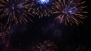 Altın Havai fişek, ulusal bayramı kutlamak için yıldönümünü kutluyor. 2024 yılına geri sayım, parti zamanı. Mutlu yıllar 2025, 4 Temmuz bayram festivali konsepti.