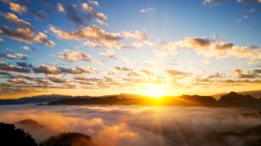 Manzarası dramatik güzel gün batımı gökyüzü. Doğal Günbatımı Karanlık Diyar 'ın gölgesinde. Kırsal kesimde gün batımında, şafakta, gün doğumunda canlı, dramatik bir gökyüzü. Gün batımında manzara Renkli Gökyüzü